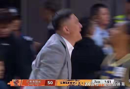 你可是现役国手啊？运动战0分+4失误+发球被断，主帅冲他一顿怒吼