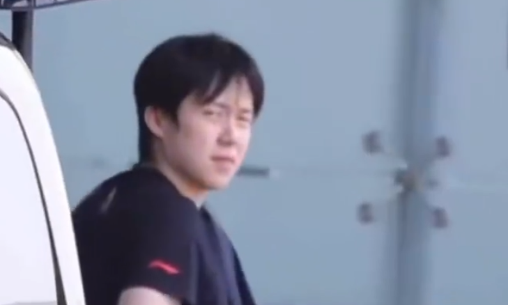 球探体育-国乒落地北京全队洋溢笑容！梁靖崑两儿子接机 王楚钦仍一脸疲惫