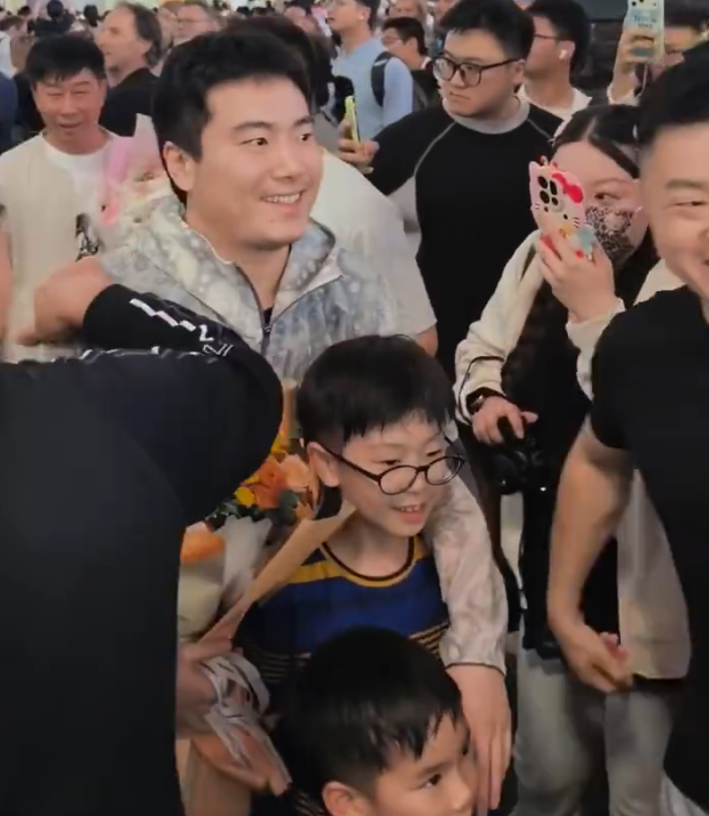 球探体育-国乒落地北京全队洋溢笑容！梁靖崑两儿子接机 王楚钦仍一脸疲惫